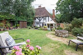 500 yr old Cottage With Historic Park at the Gate