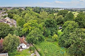 500 yr old Cottage With Historic Park at the Gate