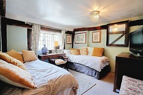500 yr old Cottage With Historic Park at the Gate