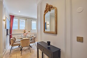 Eiffel Tower Apartment Invalides