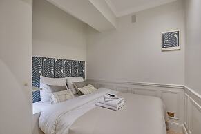 Eiffel Tower Apartment Invalides