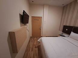 OYO 92944 Luna Guest House