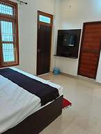 Goroomgo Aprana palace Ayodhya