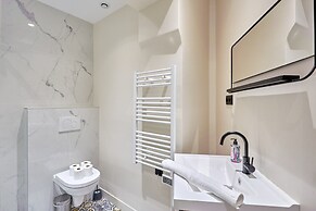 Superb Invalide Apartment Near Eiffel Tower