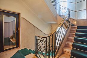 Apartment Arc de Triomphe/ Champs Elysee