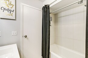 3 Mi to Dtwn: Apt w/ Shared Sauna in Anchorage