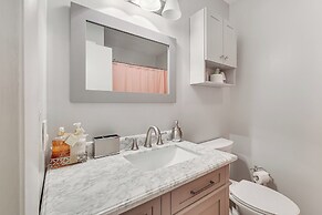 Pool, Deck & Grill: Spacious Apt in Naugatuck!