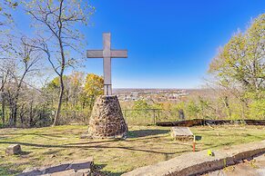 1 Mi to Dtwn Fayetteville: Home w/ Fenced Yard