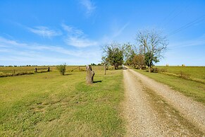 30 Mi to Fort Worth: Rural Retreat w/ Patio!