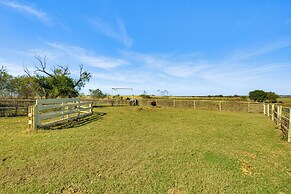 30 Mi to Fort Worth: Rural Retreat w/ Patio!
