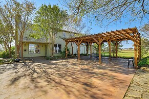 30 Mi to Fort Worth: Rural Retreat w/ Patio!