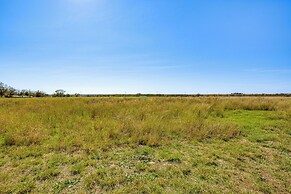 30 Mi to Fort Worth: Rural Retreat w/ Patio!