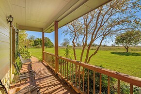 30 Mi to Fort Worth: Rural Retreat w/ Patio!