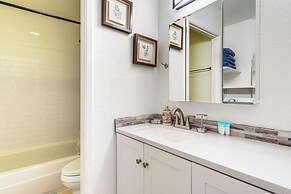 1 Mi to Dtwn: Cozy Condo in Anchorage!