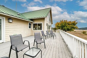 Vineyard Farmhouse in Oakland w/ Hot Tub!