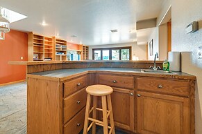 Vineyard Farmhouse in Oakland w/ Hot Tub!