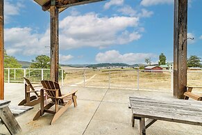 Vineyard Farmhouse in Oakland w/ Hot Tub!