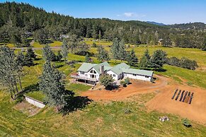 Vineyard Farmhouse in Oakland w/ Hot Tub!