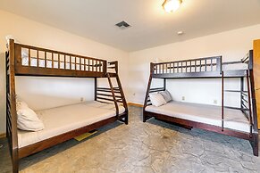 Vineyard Farmhouse in Oakland w/ Hot Tub!