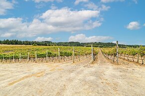 Vineyard Farmhouse in Oakland w/ Hot Tub!