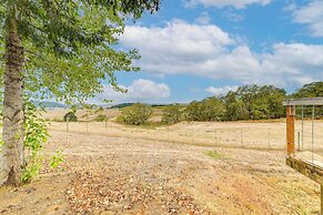 Vineyard Farmhouse in Oakland w/ Hot Tub!