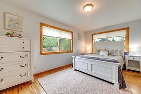 Vineyard Farmhouse in Oakland w/ Hot Tub!