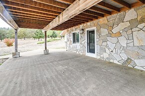 Vineyard Farmhouse in Oakland w/ Hot Tub!