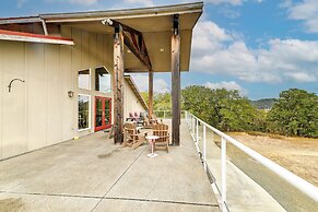 Vineyard Farmhouse in Oakland w/ Hot Tub!