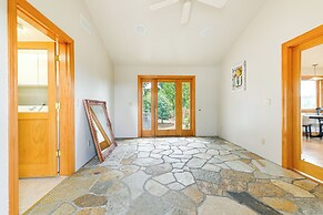 Vineyard Farmhouse in Oakland w/ Hot Tub!