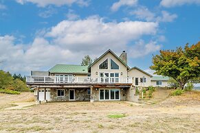 Vineyard Farmhouse in Oakland w/ Hot Tub!
