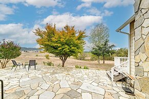 Vineyard Farmhouse in Oakland w/ Hot Tub!