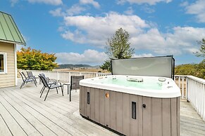 Vineyard Farmhouse in Oakland w/ Hot Tub!