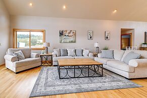 Vineyard Farmhouse in Oakland w/ Hot Tub!