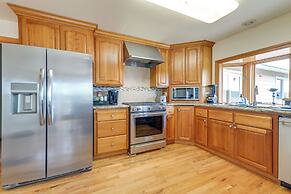 Vineyard Farmhouse in Oakland w/ Hot Tub!