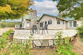 Vineyard Farmhouse in Oakland w/ Hot Tub!