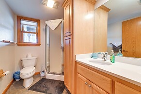 Vineyard Farmhouse in Oakland w/ Hot Tub!