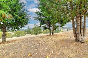 Vineyard Farmhouse in Oakland w/ Hot Tub!