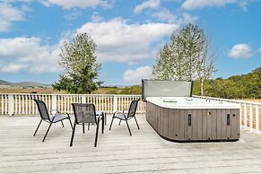 Vineyard Farmhouse in Oakland w/ Hot Tub!