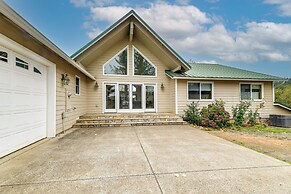 Vineyard Farmhouse in Oakland w/ Hot Tub!