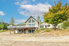 Vineyard Farmhouse in Oakland w/ Hot Tub!
