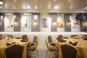 OYO 92956 Travelbiz Hotel