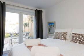 Beautifully Refurbished 4-bed Beachside Retreat