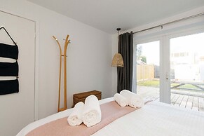 Beautifully Refurbished 4-bed Beachside Retreat