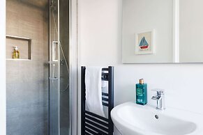 Beautifully Refurbished 4-bed Beachside Retreat