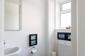 Beautifully Refurbished 4-bed Beachside Retreat