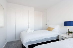 Beautifully Refurbished 4-bed Beachside Retreat