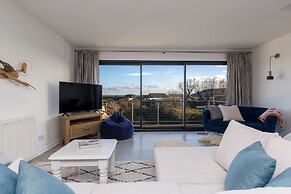 Beautifully Refurbished 4-bed Beachside Retreat