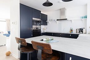 Beautifully Refurbished 4-bed Beachside Retreat