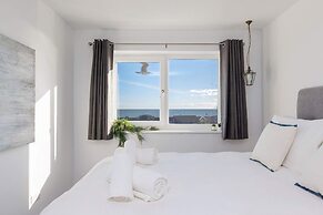 Beautifully Refurbished 4-bed Beachside Retreat