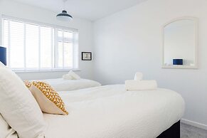 Beautifully Refurbished 4-bed Beachside Retreat